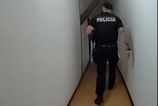 Nocny zakrok policie v podkrovnom byte