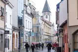 Chladna a zamracena noc s mrholenim a hmlou