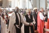 Sarah Mullallyova sa stala prvou zenou na cele anglikanskej cirkvi v Canterbury