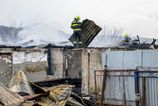 Pozar v obci Mirkovce Zachranne zlozky bojuju s ohnom v osade dve deti utrpeli zranenia