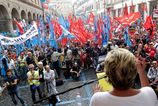 Trumpov diletantizmus moze cenu ropy vyhnat az na 200 dolarov V EU to ako prve pocitia dva klicove staty