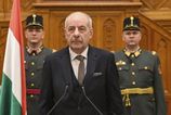 Madarsky prezident vaha s podpisanim ustavnej novely meni pravidla pre sudcov aj prezidenta